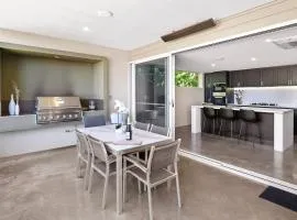 Bayscape - Modern Beachside Retreat with Ocean View