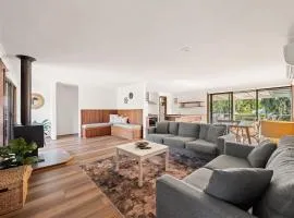 Bay Beach House - Beachfront Bliss near Town
