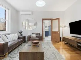 Lochner Corner - Restful Hideaway near Dining and CBD