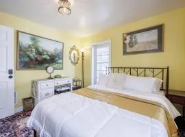 Room B3 Shared bathroom queen bed privacy balcony