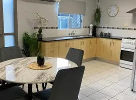 Andergrove Home with Leafy View with Wi-fi
