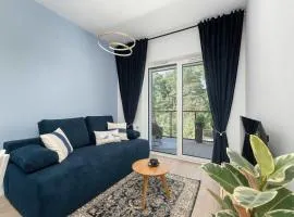 Stylowy Apartament z Klimatyzacją i Parkingiem Blisko Plaży by Noclegi Renters