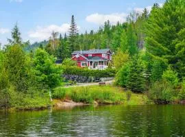 Le Lake House in Chertsey with spa