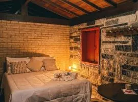 Casa Carrara, um Refúgio de Pedra na Mata - Chalés Flor dos Manacás