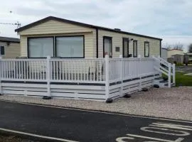 Cabin Sleeps 4 with Parking and Balcony
