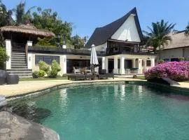 Villa Santai - Fabulous beachfront villa, pool & jacuzzi