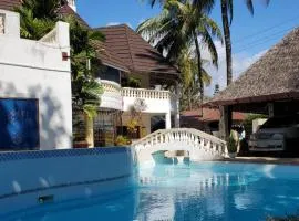 4 Bed Villa - Sleeps 8 - Pool - Garden - Parking