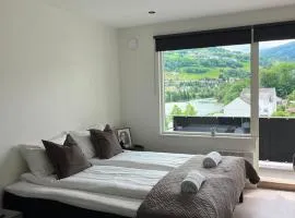 Luxury Balcony River View apt - Heart of Voss
