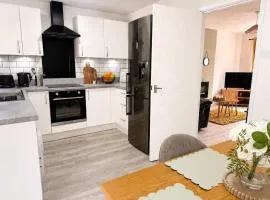 Woody Bank 3 Bed Sleeps 5 Parking WiFi Contractors