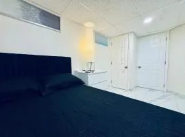 Luxury Designer Room With Workspace Smart TV and Fast Wifi