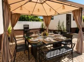 7Min to Uni Sé-Velha - AC - BBQ & Gym - Work Desk - 300MBs WiFi - Suite 3
