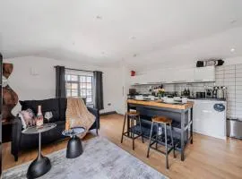 Stylish 2-Bed Apartment Steps from Guildford High Street