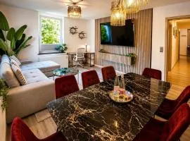 Luxx Home RV-Modernes 3-Zimmer-Apartment-Parkplatz