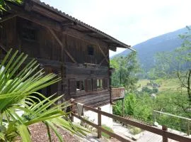 KNOTTN HÜTTL Historisches Bauernhaus und ein ganzes Ferienhaus für euch in ALLEINLAGE in SÜDTIROL eine Zeitreise sowie Rückzugsort in den Bergen mit privater Gartenterrasse ideal für Kleingruppen Freunde und Familien mit Hund WINTER Skigebiet in der Nähe