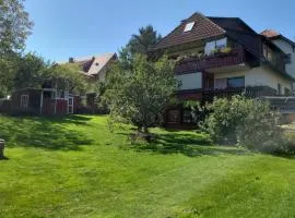 Kleine Wohnung im Ort trotzdem im grünen und ruhige Lage grosser Garten