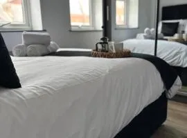 Modern Borehamwood Flat - 2 Min Walk to Station