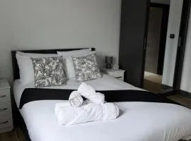 Modern 2BR-2BA Private Balcony & Free Parking