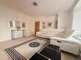 Luxurious 2BR stay in London-GerrardsCross-Wembley-private carpark-short walk to train station