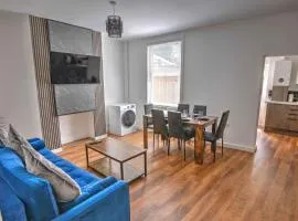 Modern Family & Contractor Home - Free Parking - Garden - Sleeps 6 - Fast WiFi -