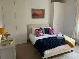 Stylish 1BR Teddington Flat Near Thames River