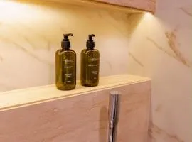شقه في منطقه بحرين بي مقابل فور سيزون flat for rant in Bahrain bay near four seasons