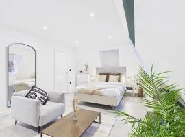 Bright & Modern Flat | Sleeps 4 | Great Location