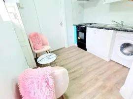 Comfortable 2 Bed Apartment- Pass the Keys