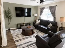 Spacious 3BR Retreat Perfect for Groups Near Downtown