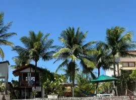 Casinha de madeira entre rio e mar