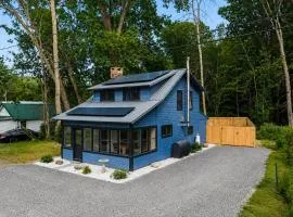Charming Cottage by Lake Ontario, Firepit and Fenced Yard
