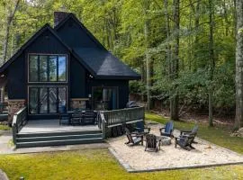 Luxe Farmhouse Chalet Sleeps 12 in Lake Harmony! Lakeview, Hot Tub, Fire pit, Games