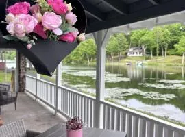 Lakefront Couples Retreat in the Poconos