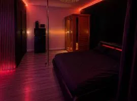La Porte Défendue - Limitless - Jacuzzi, sauna, barre de pôle dance et cinéma extérieur