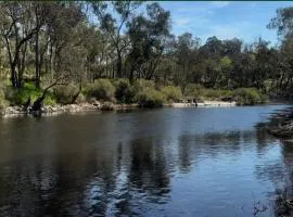 Riverfront, Tiny Home in Natural Bush