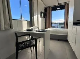 Apartamento completo com sacada - Ótima localização