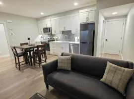 Private Luxury Retreat - King Bed - Full Kitchen