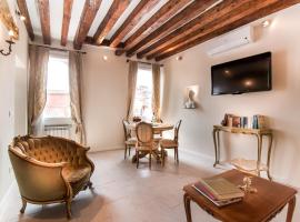 MICHELLE IN VENICE Charming Houses