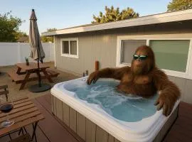 Desert Retreat - Hot Tub, Full Kitchen, Near JT
