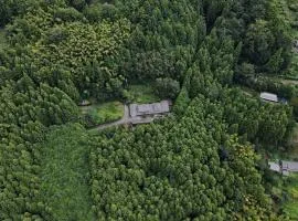 石鎚山麓の森の中の唯一無二の古民家