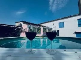 Casa Rural Al Sol de las Ruinas con piscina privada junto al pueblo viejo de Belchite