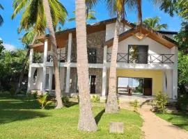 Beautiful beach-front villa 3 bedrooms