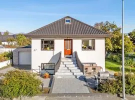 Spacious Upper-Floor Apartment with Loft & Garden