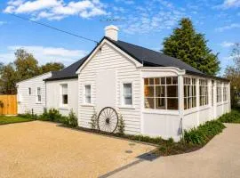 The Baker's Cottage in the Heart of Richmond Sleeps 6