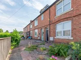 Charming 3-Bed Home with Private Garden Sleeps 5 - Pass the Keys