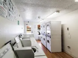 HomeTowne Studios by Red Roof Houston - West Oaks - Energy Corridor