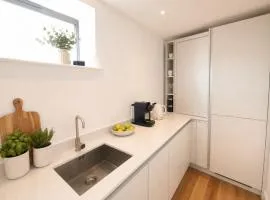 95 Haydon Place - Central Guildford Townhouse with Parking