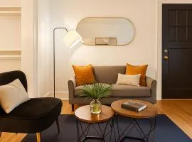 Cozy Modern Studio Queen BedWorkspacefastWifi