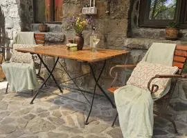 The Stone Garden Apartment - free parking, private yard