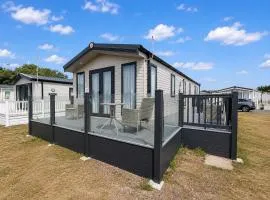 Modern 6 Berth Caravan With Decking At Suffolk Sands Ref 45004F