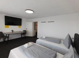 Modern Apartments Neuburg 79 - NEU - 3 Zimmer - 6 Separate Betten, Top Ausgestattet, Smart TV, Wi-Fi Balkon